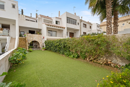 Townhouse with spacious patio / garden